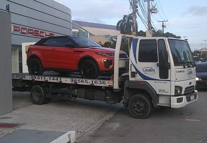 porshe em caminhão de transportadora de veículos