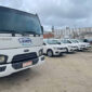 A foto mostra um caminhão branco e outros carros de passeio na cor branca.