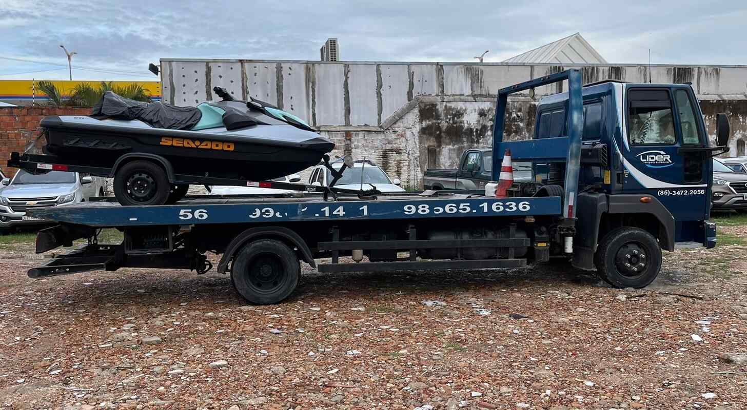 carro de transporte transportando uma embarcação jetskI