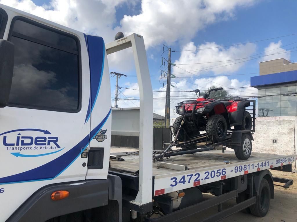 quadriciculo em um caminhão de transporte de equipamentos